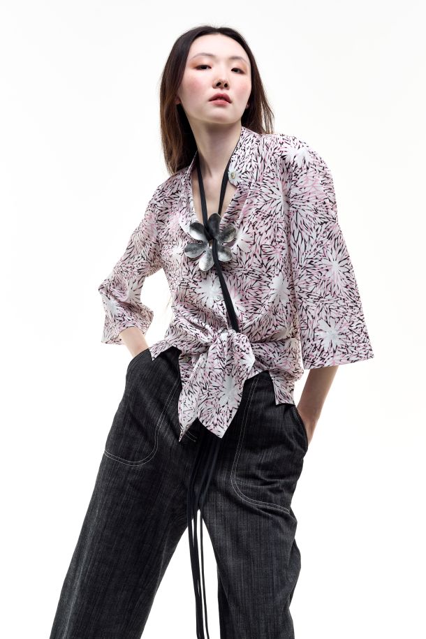 Roberta Redaelli spring summer 2026, RD507 Silk guru-collar shirt with bell sleeves in seta fiore piatto piccolo quarzo