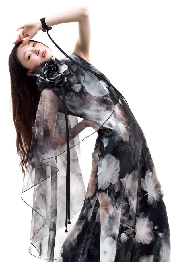 Roberta Redaelli spring summer 2026, RD506 spring organza cape trasparenze monocolore nero