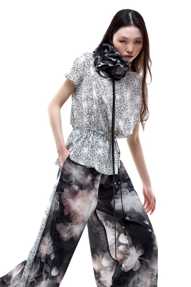 Roberta Redaelli spring summer 2026, RD514 Wide silk blouse with drawstring fiore piatto piccolo bianco