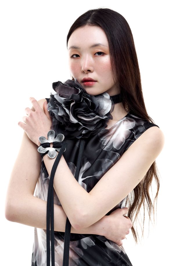 Roberta Redaelli spring summer 2026, RLM002 Silk petal flower brooch trasparenze monocolore nero