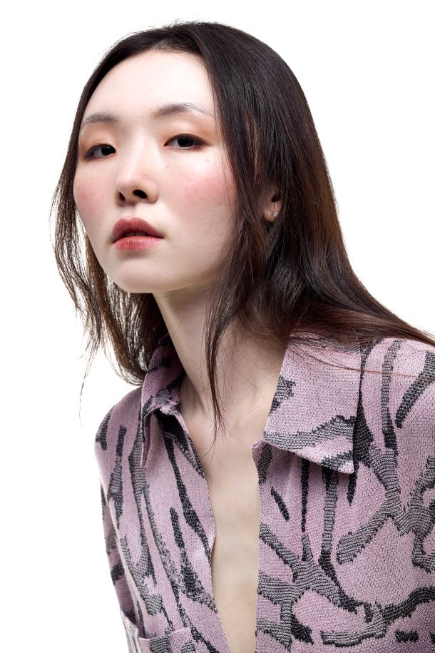 Roberta Redaelli primavera estate 2026, R1359 camicia over con sfondopiega e tascone in maglia jacquard fiore grande tricolore quarzo