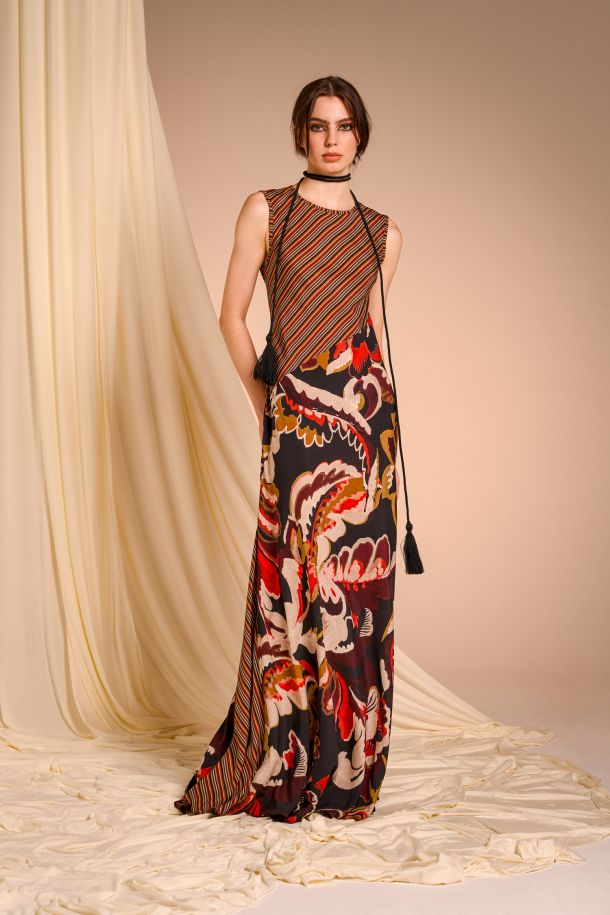 Roberta Redaelli AUTUNNO INVERNO 2025-26, RD488 abito sbieco in seta stampata stampa acquarello rubino, riga rubino