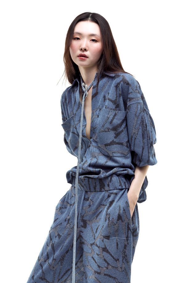 Roberta Redaelli primavera estate 2026, R1366 blusa con elastico in fondo in maglia jacquard fiore grande tricolore jeans