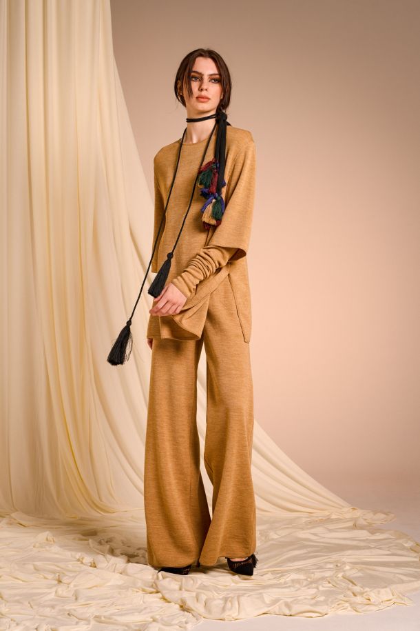 Roberta Redaelli AUTUNNO INVERNO 2025-26, R1351 pull girocollo in maglia topazio + R1356 manice staccate in maglia topaziocon manica 3/4