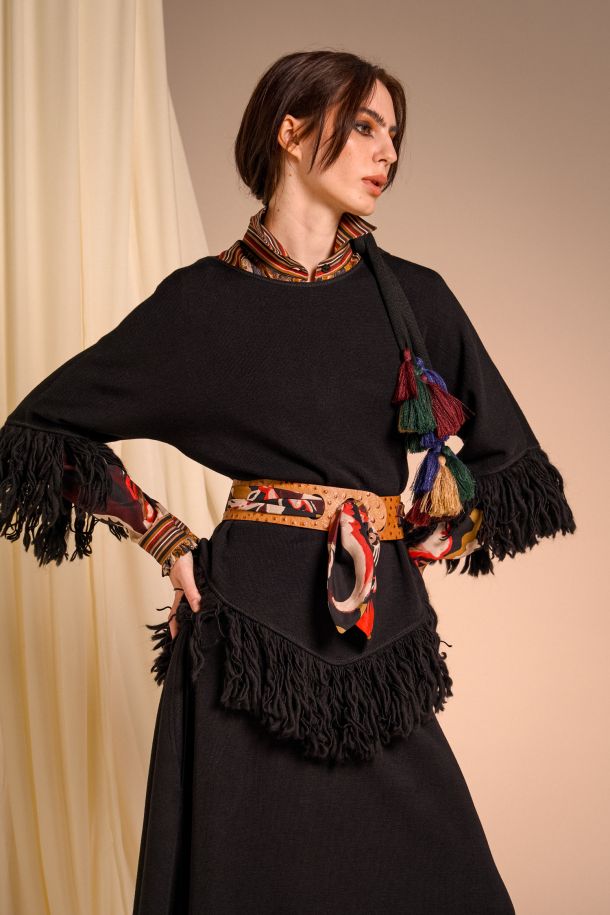 Roberta Redaelli AUTUNNO INVERNO 2025-26, R1353/2 pull pipistrello con frange in maglia nero + APC159st cintura asole in pelle di struzzo con foulard in seta