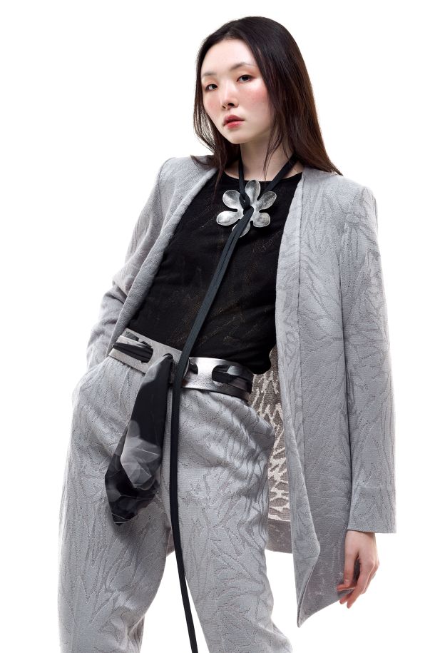 Roberta Redaelli primavera estate 2026, R1361 giacca lunga con punte in maglia jacquard dinami-tecs fiore piccolo alabastro