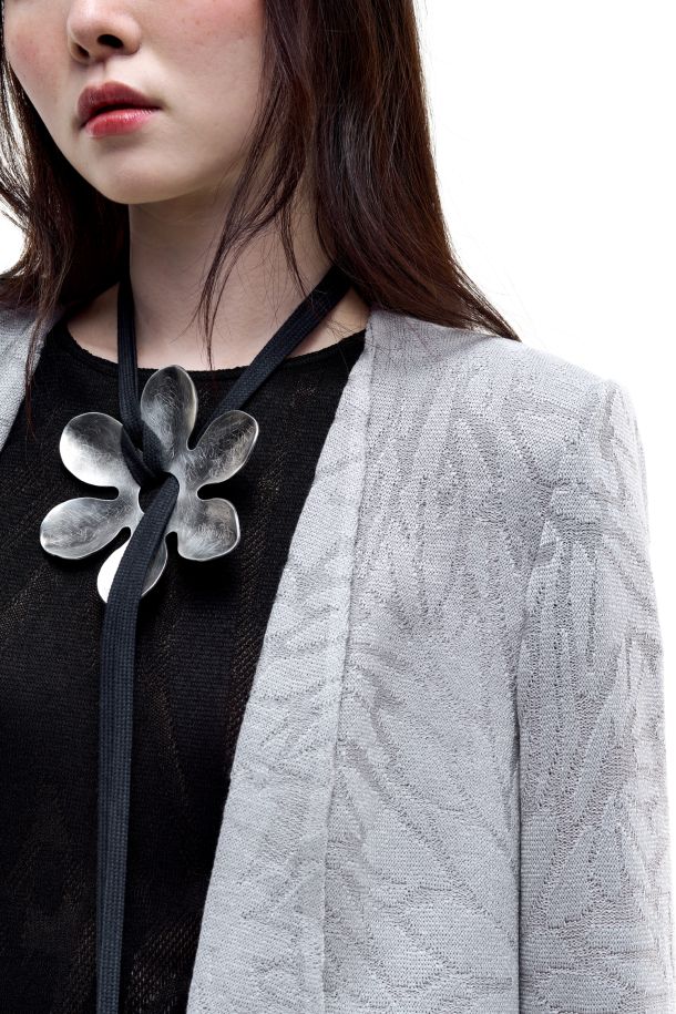 oberta Redaelli primavera estate 2026, R1361 giacca lunga con punte in maglia jacquard dinami-tecs fiore piccolo alabastro