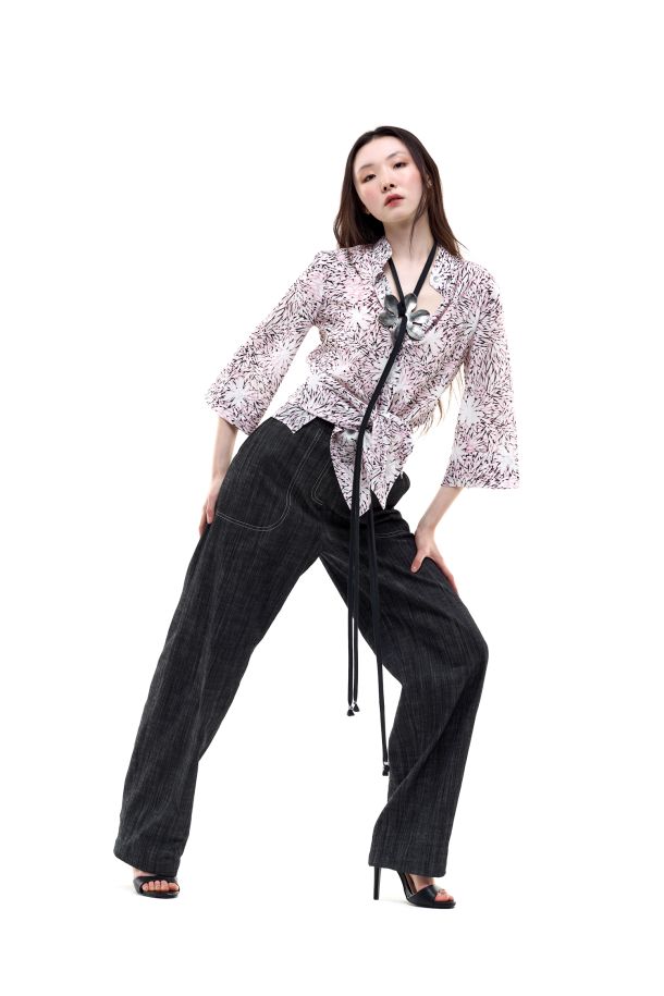 Roberta Redaelli primavera estate 2026, RD507 camicia collo guru con maniche campana in seta fiore piatto piccolo quarzo