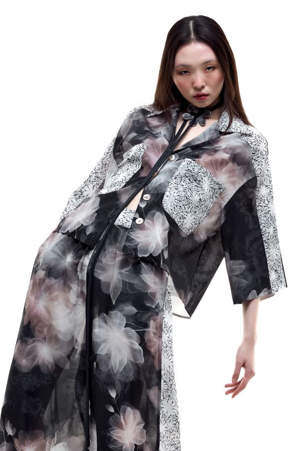 Roberta Redaelli primavera estate 2026, RD502 camicia scatoletta con bande e tasconi in seta trasparenze monocolore nero - fiore piccolo piatto bianco