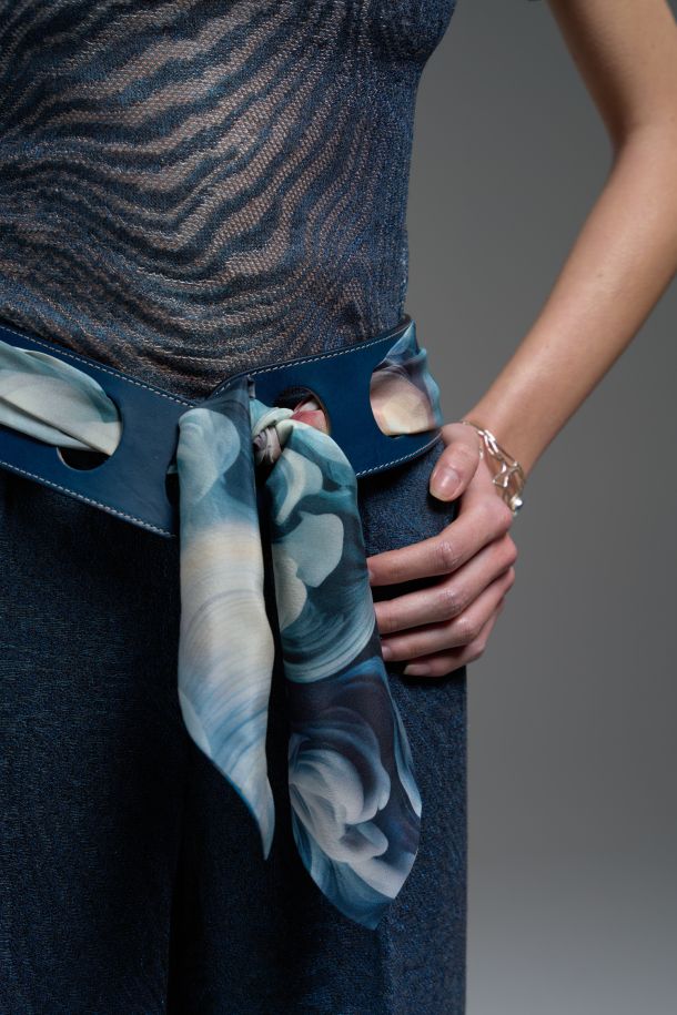 Roberta Redaelli primavera estate 25 Ambrosia, APC159/3 cintura in pelle goccia con foulard in seta ambrosia goccia