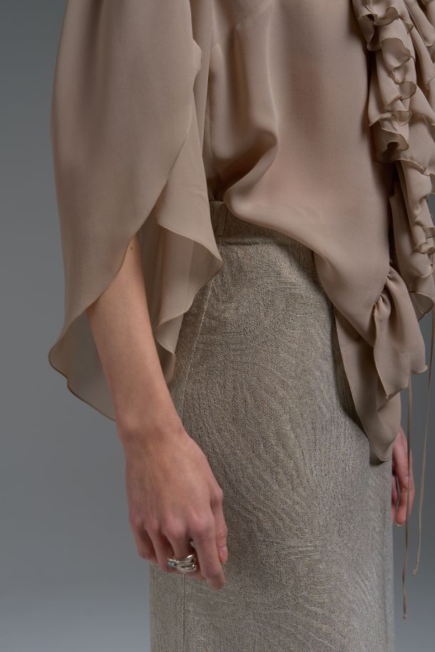 Roberta Redaelli spring summer 2025 Ambrosia, RD476 Silk georgette pirate shirt with petal sleeves miele details