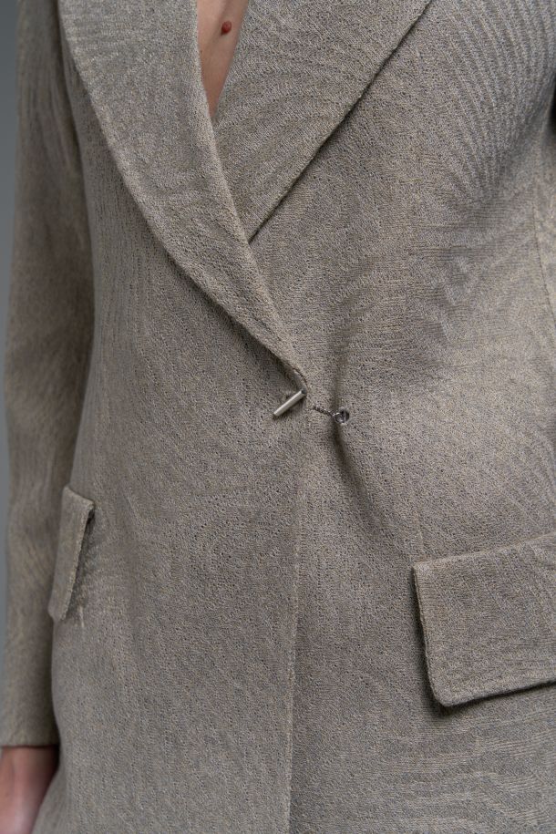 Roberta Redaelli spring summer 2025 Ambrosia, RSA139 DINAMI-TECS jacquard knit double-breasted jacket with cufflinks miele